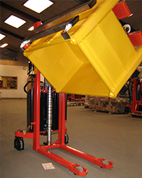 Coop håndterer tunge kar med dej effektivt og ergonomisk korrekt